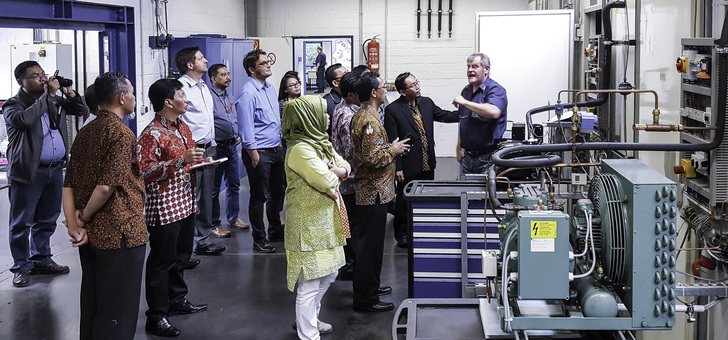 Dozent Gavin Sands informiert die Delegation aus Indonesien in der NKF Springe über die Ausbildung zum Mechatroniker für Kältetechnik.