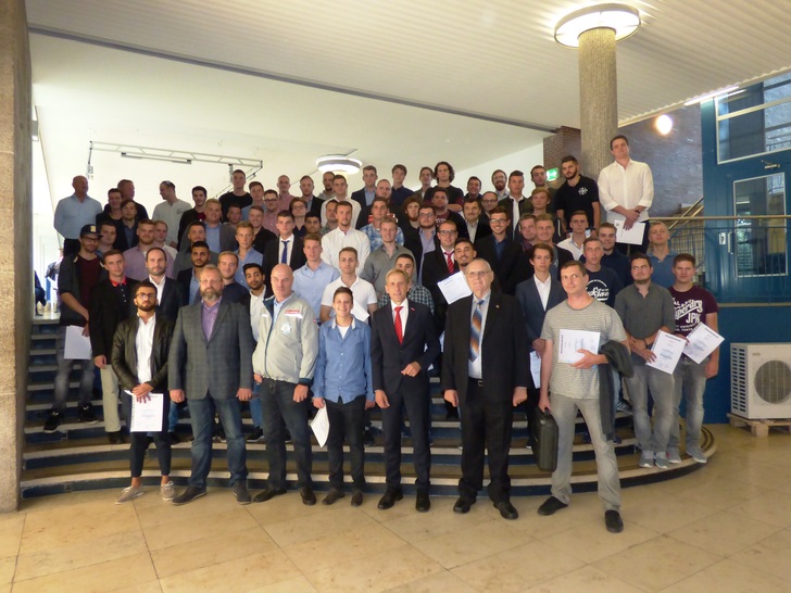 Gruppenfoto mit allen ausgezeichneten Neu-Gesellen im IKKE-Foyer