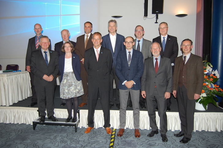 Der neue DKV-Vorstand 2017/18 vordere Reihe v. l.: Ehrenvorsitzender Josef Osthues, Carmen Stadtländer (Geschäftsführerin), Werner Hünemörder (AA III), Marek Miara (AA IV), Ullrich Hesse (Vorsitzender), Holger Neumann (stv. Vors.); hintere Reihe v.l.: Christoph Haberstroh (AA I), Rainer Jakobs (Schatzmeister), Matthäus Wollfarth (Schriftführer), Jörn Schwarz (Vertreter Bezirksvereine), Klaus Spindler (AA II.1) und Rainer Brinkmann (AA II.2).