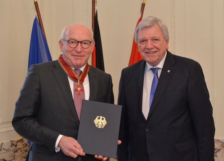 Bei der Übergabe des Verdienstordens (v.li.): Prof. Dr. Martin Viessmann und Hessens Ministerpräsident Volker Bouffier.