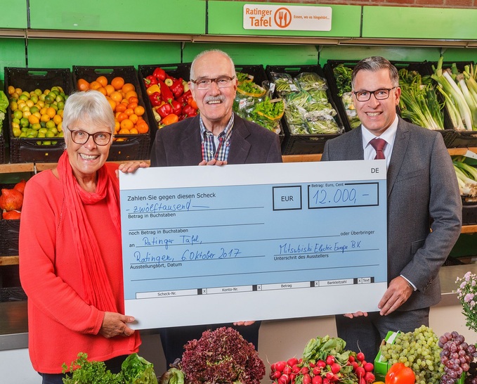 Die erste Vorsitzende Ingrid Bauer und Schatzmeister Karl-Josef Hußmann (m.) freuen sich sehr über die Spende an die Ratinger Tafel, die Gerd Hofer (re.), Vertriebsleiter Deutschland, Living Environment Systems, Mitsubishi Electric, im Namen des Unternehmens überreicht hat.