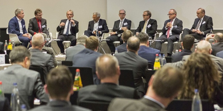 Podiumsdiskussion Die TGA als Buhmann im Bauprozess: Prof. Dr.-Ing. Michael Bauer, Manfred Kölbl, Thomas Lehmann, Karl-Walter Schuster, Prof. Dr. Klaus Eschenbruch, Prof. Dr.-Ing. Norbert Preuß, Klaus Ringsleben und Hermann Sperber (v.l.n.r.)