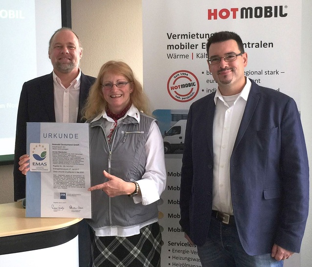 Die Hotmobil-Geschäftsleitung ist stolz auf die EMAS-Akkreditierung: (v. li.) Rainer Notter, Mary Biedermann (beide Geschäftsführung Hotmobil), Christian Noack (Hotmobil Referent Managementsysteme). - © Hotmobil Deutschland GmbH
