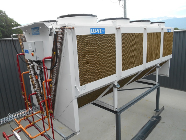 Das Verflüssiger-System Emeritus verbindet die Vorteile des Sprühsystems mit denen der adiabatischen Vorkühlung.