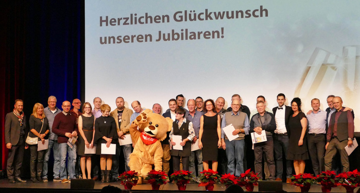 30 Mitarbeiterinnen und Mitarbeiter wurden für insgesamt 440 Jahre Betriebszugehörigkeit geehrt und erhielten eine Sonderprämie.