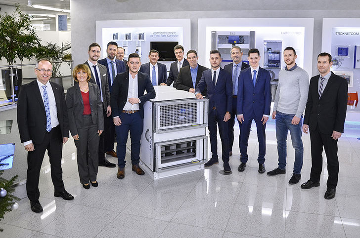 v.li: Thomas Mosbacher (Geschäftsführer), Bettina Quaß (Leiterin Ausbildung), Armin Lenferding (Technischer Produktdesigner), Christian Glatz (Ausbilder), Christian Hakvoort (Leiter gewerbl. Ausbildung), Damian Kozial (Fachkraft Metalltechnik), Jan Salamon (Ausbilder), Rainer Brandt (Bereichsleiter Personal/Recht), Dennis Eibold (Konstruktionsmechaniker), Marvin Schmidt (Fachkraft Metalltechnik), Udo Jung (Geschäftsführer), Leander Türpitz (Industriekaufmann), Bastian Siepen (Fachkraft Metalltechnik), Patrick Klaßen (Ausbilder) Es fehlt Marvin Schulz (Mechatroniker).