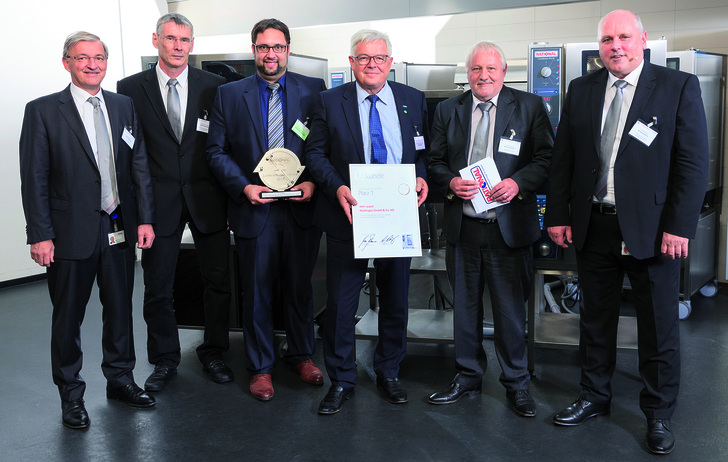 Alfred Müller (mit Urkunde) und Reinhard Sommerreißer (mit Pokal, beide ebm-papst) nahmen die Urkunde von Rational in Empfang. Dabei sind (von li. nach re.): Peter Wiedemann, Vorstand Technik Rational AG, Martin Girstenbrei, Technik Rational AG, Reinhard Sommerreißer, Regionalleitung Augsburg ebm-papst, Alfred Müller, Berater der Geschäftsleitung ebm-papst, Michael Schmidt, Strategischer Einkauf Rational AG, Wolfgang Wirtz, Leiter Strategischer Einkauf Rational AG.