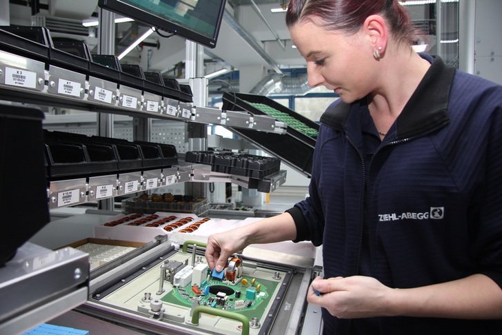 Ziehl-Abegg hat bei der manuellen Bestückung der Leiterplatten für die Elektromotoren ein neues System eingeführt, das die Fehlerquote auf null Prozent senkt. Gabriela Szworc setzt Elemente, die maschinell nicht montiert werden können, von Hand auf die Leiterplatten, die später in Elektromotoren verbaut werden.