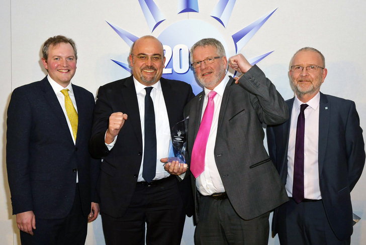 Große Freude bei der Verleihung des ACR News Awards Refrigeration Product of the Year 2018. Von links: Miles Jupp (ACR News Awards, Promi-Gastgeber), Gianni Parlanti (Chief Sales and Marketing Officer Bitzer), Kevin Glass (Geschäftsführer von Bitzer UK), John Smith (British Refrigeration Association)