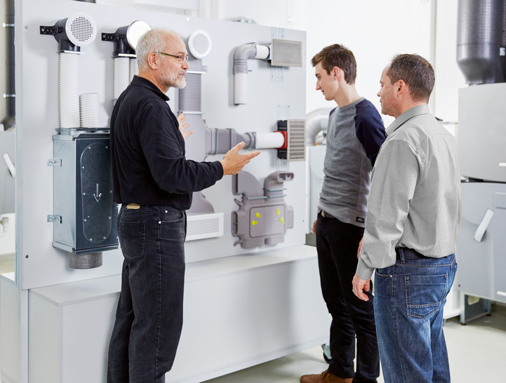 An der Systemwand werden die individuellen Verlegemöglichkeiten der Zehnder Luftverteil-systeme anschaulich und praxisnah aufgezeigt.