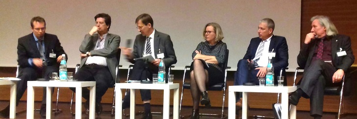 Bild: Bei der Podiumsdiskussion saßen auf dem Podium (v.l.) Arno Kaschl, Hans Verolme, Wolfgang Plehn, Andrea Voigt, Frank Heuberger, Harald Conrad
