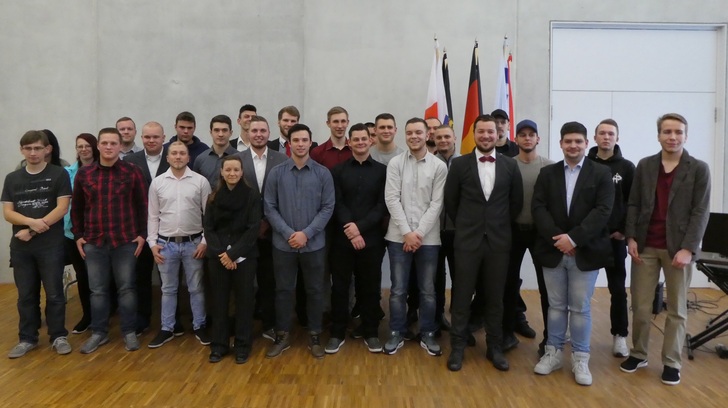 Sie haben allen Grund zur Freude. Die 23 Mechatroniker/Innen für Kältetechnik nach der Freisprechungsfeier in Thüringen.