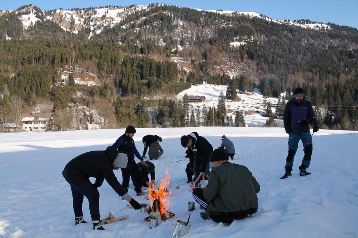 Für die meisten Teilnehmer sicher eine neue Erfahrung: Kerzenziehen im Allgäuer Schnee - © DKA
