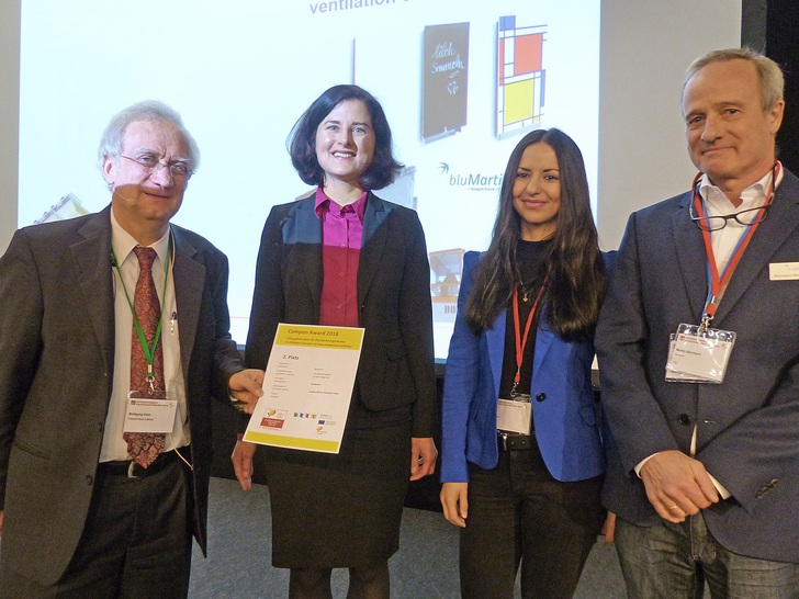 Prof. Dr. Wolfang Feist vom Passivhausinstitut überreicht die Urkunde zum Component Award an bluMartin-Geschäftsführer Bernhard Martin, Planerin Alexandra Balmuş und Marketing Managerin Astrid Kahle.