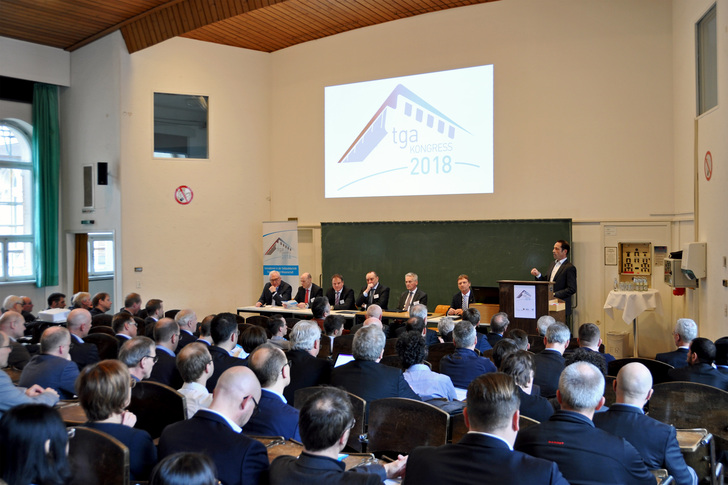 Thorsten Herdan (BMWi) und Vertreter von BDH, BTGA, FGK, RLT-Herstellerverband eröffnen den TGA-Kongress 2018 an der TU Berlin.