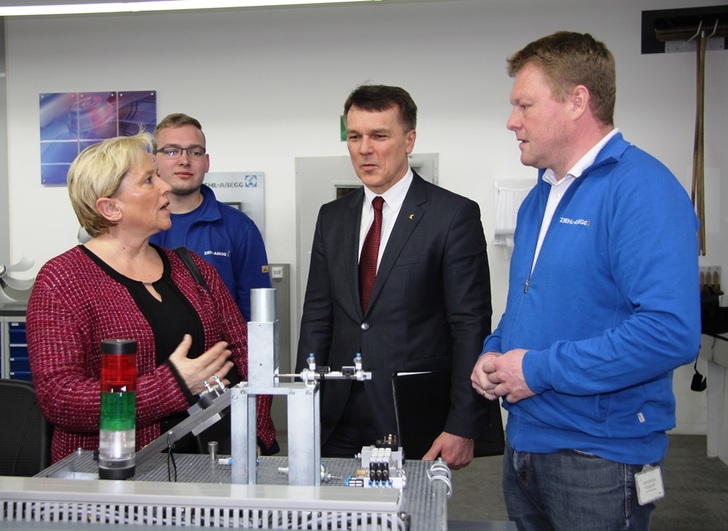 Die Kultusministerin von Baden-Württemberg, Dr. Susanne Eisenmann (li.), informierte sich im Training Center von Ziehl-Abegg über die duale Ausbildung und deren Internationalisierung. Gesprächspartner waren (von re.) Ausbilder Jens Münch, Vorstandsvorsitzender Peter Fenkl und Mechatroniker-Azubi Maximilian Stier.