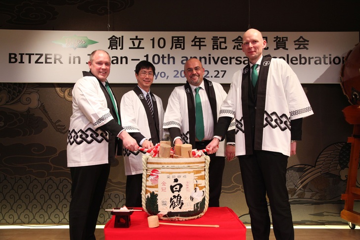 Bei der traditionellen Sakezeremonie zur Eröffnung der Jubiläumsfeier (von links nach rechts): Rainer Große-Kracht (Bitzer CTO), Seiichiro Chigusa (Präsident Nissin Refrigeration & Engineering Ltd.), Gianni Parlanti (Bitzer CSMO) und Ferdinand Spannan (Managing Director Bitzer Japan).