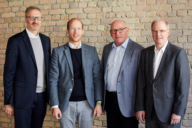 Das Viessmann Executive Board (v.l.): CFO Dr. Ulrich Hüllmann, Co-CEO Max Viessmann, Chairman Prof. Dr. Martin Viessmann und Co-CEO Joachim Janssen - © Viessmann
