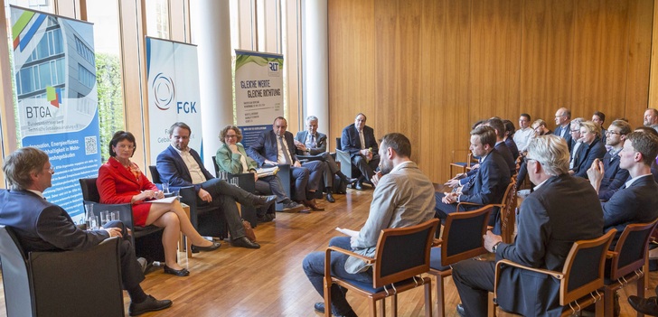 Auf dem Podium (v.l.n.r.): Günther Mertz, Marie-Luise Dött MdB, Timon Gremmels MdB, Dr. Julia Verlinden MdB, Hermann Sperber, Prof. Dr.-Ing. Christoph Kaup und Andreas von Thun.