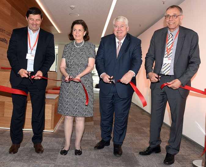 Sie eröffneten das neue Danfoss-Büro in Hamburg (v. li.): Jürgen Fischer (Präsident Danfoss Cooling, Anette Clausen, Joergen M. Clausen, Ole Moeller-Jensen (Präsident Danfoss Central Europe Region).
