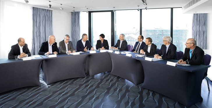 Eine Expertenrunde aus Herstellern, Fachbetrieben und Institutionen diskutierte am 17. April in Berlin die Herausforderungen in der Kälte/Klima-Branche. Von links nach rechts: Dr. Patrick Amrhein (Honeywell Deutschland GmbH), Heribert Baumeister (Bundesinnungsverband des Deutschen Kälteanlagenbauerhandwerks), Felix Flohr (Daikin Chemical Europe GmbH), Burkhard Dunst (Frigoteam Handels GmbH), Theresa Maxeiner (hauserconsulting GmbH & Co. KG), Harald Conrad (Westfalen AG), Dr.-Ing. Marek Miara (Fraunhofer-Institut für Solare Energiesysteme ISE), Laurent Zielezinski (Chemours International Operations SÀRL), Martin F. Albert (Bertuleit & Bökenkröger GmbH), Jörg Haußmann (ENGIE Refrigeration GmbH).