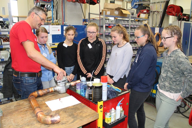Kältetechnik zum Anfassen: Acht junge Schülerinnen erkundeten am GirlsDay die Ausbildungsmöglichkeiten bei Engie Refrigeration. Ausbildungsleiter Wolfgang Steur stellte anschaulich die verschiedenen Kältemaschinen und deren Komponenten vor.