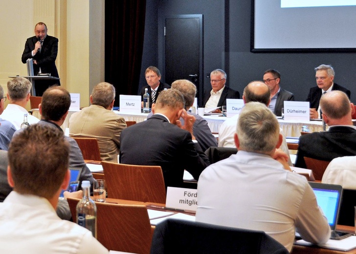 BTGA-Präsident Hermann Sperber eröffnet die BTGA-Mitgliederversammlung in Lübeck-Travemünde.