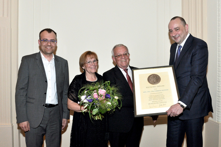 Bei der Ehrung (von links): Dr.-Ing. Klaus Menge, Renate Richter, Norbert Richter und BTGA-Präsident Hermann Sperber. - © ja / BTGA e.V.
