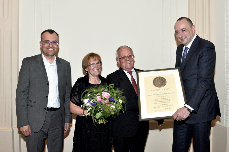 Bei der Ehrung (von links): Dr.-Ing. Klaus Menge, Renate Richter, Norbert Richter und BTGA-Präsident Hermann Sperber.