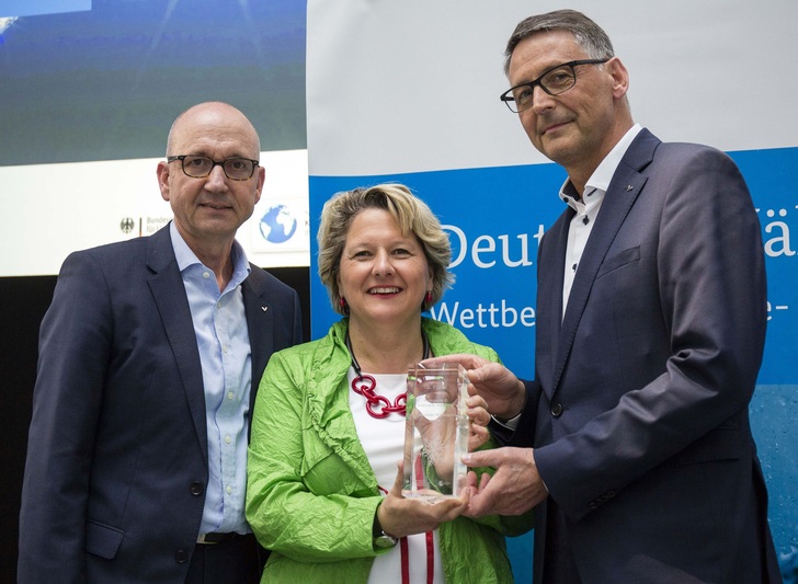 Jörg Straßburger (rechts), Geschäftsführer der Viessmann Kühlsysteme GmbH, und Edwin Bloch, Leiter Innovation und Produktmanagement, nahmen den Preis von Bundesumweltministerin Svenja Schulze entgegen.