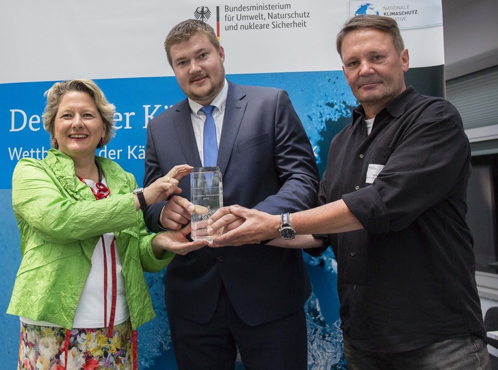 Vertreter der EAW Energieanlagenbau GmbH und des Instituts für Luft- und Kältetechnik Dresden (ILK) erhielten aus den Händen von Bundesumweltministerin Svenja Schulz die Auszeichnung Deutscher Kältepreis 2018 in der Kategorie "Kälte- und klimatechnische Innovationen".