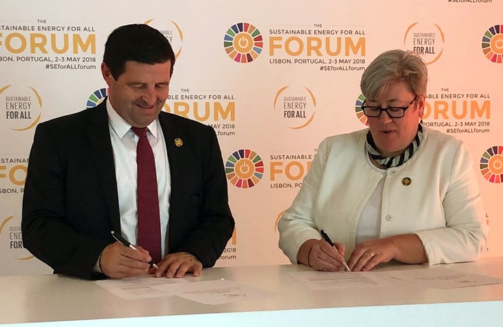 Jürgen Fischer, Präsident des Cooling-Segments von Danfoss, und Rachel Kyte, Vorstandsvorsitzende der Initiative Sustainable Energy for all (SEforALL) haben im SEforALL-Forum in Lissabon, Portugal, eine Kooperation vereinbart.