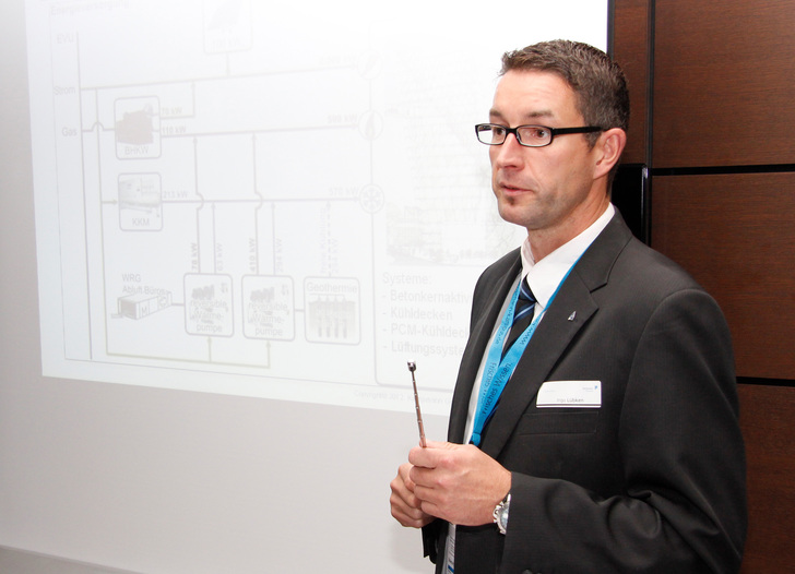 Das Kampmann-Seminar Die Antwort auf die F-Gase Verordnung Zukunftsfähig Kühlen mit Wasser beschreibt die Entwicklungen bei herkömmlichen Kältemitteln und zeigt Lösungen für zukunftssichere Kühlsysteme auf (im Bild: Dipl.-Ing. Ingo Lübken, Leiter Kampmann Kampus).