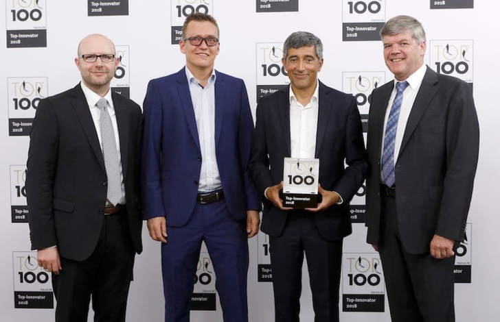 Übergabe des TOP 100-Siegels an Wurm Systeme (v.l.): Gianluca di Lieto (Geschäftsführung Wurm), Karsten Voßberg (Leitung Softwareentwicklung Wurm), Ranga Yogeshwar (TOP 100-Mentor), Matthias Kordon (Leitung Produktmanagement Wurm).