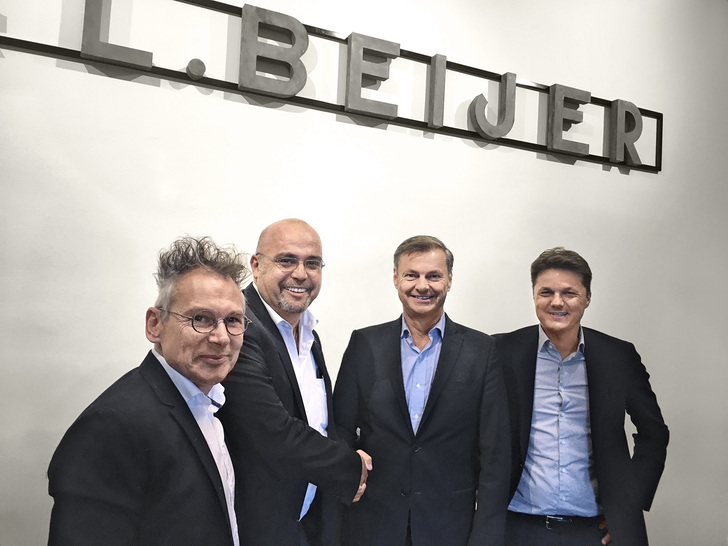 Beijer Ref und Bitzer unterzeichneten einen Dreijahresvertrag. V.l.: Erik Bucher (Bitzer Director Sales Refrigeration), Gianni Parlanti (Bitzer Vorstandsmitglied und Chief Sales and Marketing Officer), Per Bertland (CEO und President Beijer Ref AB) und Simon Karlin (COO und Executive Vice President Beijer Ref AB)