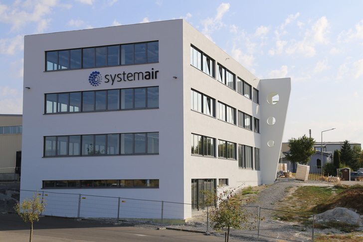 Das neue Büro- und Kantinengebäude stellt die Weichen für das geplante Wachstum der Systemair GmbH. Hier der aktuelle Baufortschritt.. Foto: Systemair - © Systemair
