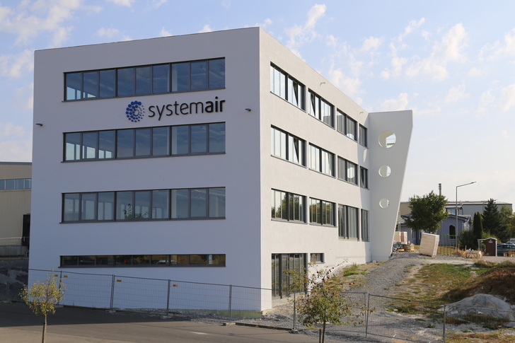 Das neue Büro- und Kantinengebäude stellt die Weichen für das geplante Wachstum der Systemair GmbH. Hier der aktuelle Baufortschritt.. Foto: Systemair