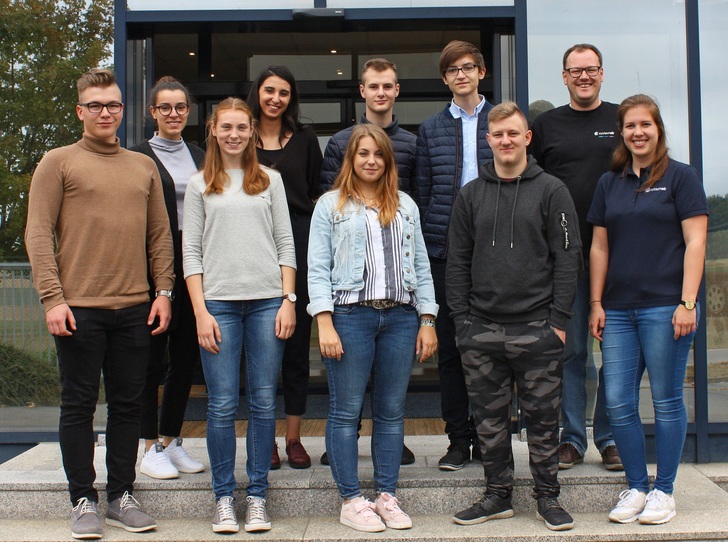 Die neuen Auszubildenden der Systemair GmbH zusammen mit Frank Jäger, Personalleiter und Sonja Reifschneider, Mitarbeiterin in der Personalabteilung.