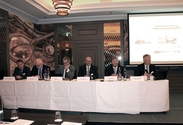 Sie bilden den neuen, unveränderten Vorstand des FGK (v. re.) Christoph Kaup (1.Vorstandsvorsitzender), Günther Mertz (Geschäftsführer), Gerhard Warnke, Udo Jung, Manfred Greis (Vorstandsmitglieder) (auf dem Bild fehlen: Karl-Walter Schuster, Ulrich Eser, Marc-Oliver Stulz) und Dirk Müller (Vorsitzender der Fachkommission).