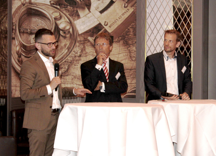 Christian Schlicht (links), Tobias Pickert (rechts, beide ECE Projektmanagement GmbH & Co. KG) und Günther Mertz (FGK) in offener Diskussion mit den Teilnehmern zum Thema Betreiberverantwortung. - © FGK

