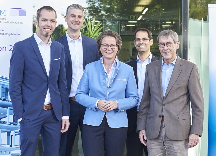 ZukunftsDialog BAU: Die NRW-Bau-Ministerin Ina Scharrenbach (Mitte) mit Dirk Meinecke, Hagen Schmidt-Bleker (beide Vorstandsmitglieder ccBIM e.V.), Goar T. Werner (Geschäftsführer ABE e.V.) und Joachim Nesseler (Vorstandsmitglied ABE e.V.) (von li. nach re.).