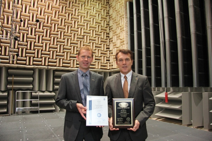 Vorstandsvorsitzender Peter Fenkl (rechts) und Laborleiter Achim Kärcher zeigen im weltgrößten kombinierten Prüfraum die Auszeichnungen von TÜV und US-Prüforganisation: Die AMCA hat Ziehl-Abegg jetzt als ersten europäischen Hersteller von EC-Ventilatoren für die Verlässlichkeit der Messwerte ausgezeichnet.