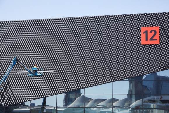 Die neue Halle 12 trägt zu einem eingängigen Geländekonzept auf der ISH bei.