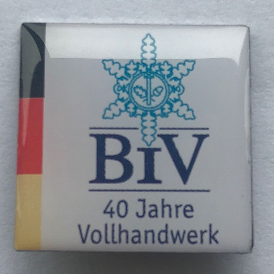 Am Chillventa-Stand von BIV und ZVKKW gibt es diesen Ansteck-Pin. - © BIV
