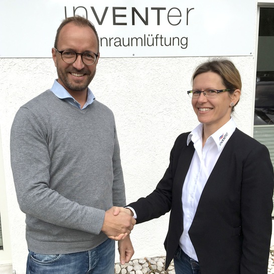 (v. li.): Sebastian Strecker, Vertriebsgebietsleiter von InVenter Nord, mit Annett Wettig. Geschäftsführerin von inVenter. - © InVenter
