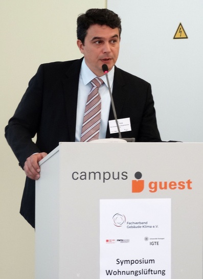 Prof. Dr.-Ing. Konstantinos Stergiaropoulos, IGTE, eröffnet das Symposium Wohnungslüftung an der Universität Stuttgart.