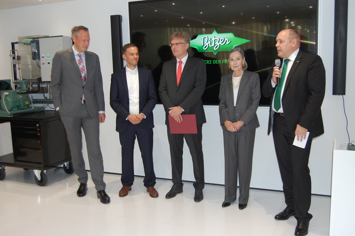 V.l.: Ingo Smit (The Schaufler Foundation), Preisträger Patrick Horn, Prof. Dr. Michael Arnemann (HS Karlsruhe), Christiane Schaufler-Münch (Bitzer SE) und Rainer Große-Kracht (CTO bei Bitzer).