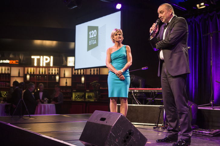 Moderatorin Barbara Hahlweg und BTGA-Präsident Hermann Sperber begrüßen die Gäste im Tipi am Kanzleramt.