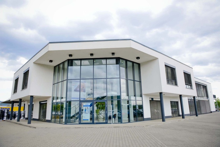 Zewotherm-Stammsitz in Remagen mit dem neuen Anbau auf der rechten Seite.