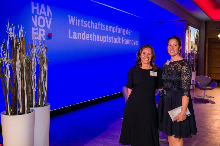 Mitarbeiterin der Verwaltung Landesinnung Kälte-Klimatechnik, Frau Kewel, zusammen mit Frau Zimmermann im Rahmen der Preisverleihung (v.l.)